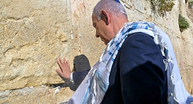 Netanyahu, Trump için Ağlama Duvarı'nda dua etti