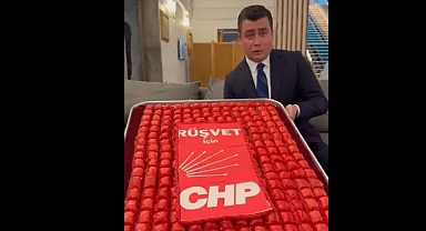 AK Parti'li Gökçek, TBMM'ye üzerinde, 'Rüşvet için CHP' yazılı baklavayla geldi