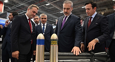 Bakan Fidan, 17'nci Uluslararası Savunma Sanayii Fuarı'nda stantları gezdi