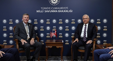 Bakan Güler'in IDEF'te diplomatik görüşmeleri sürüyor