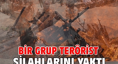Bir grup terörist silahlarını yaktı