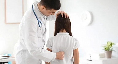 Çocuğunuzun duruşuna dikkat ettiniz mi? Kalıcı hasara yol açabilir