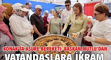 Konak’ta aşure bereketi: Başkan Mutlu’dan vatandaşlara ikram