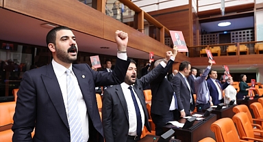 TBMM Genel Kurulu'nda CHP'li vekillerden protesto