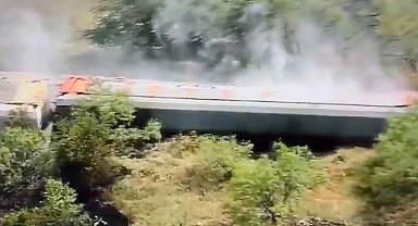 ABD'de 35 vagonlu bir tren raydan çıkıp devrildi