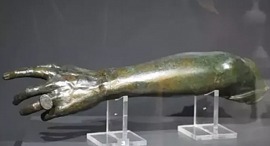 Parmağında yüzük olan 2 bin yıllık bronz kol parçası, 45 yıl sonra ilk kez sergide