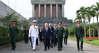 Bakan Güler, Vietnam'da askeri törenle karşılandı