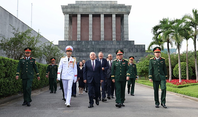 Bakan Güler, Vietnam'da askeri törenle karşılandı