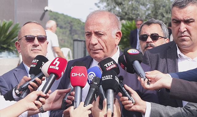Gürsel Tekin, CHP'nin Sarıyer'deki eski il binasında konuştu