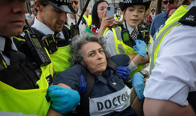 Londra’da yasaklı ‘Palestine Action’ grubuna destek eyleminde 890 gözaltı