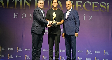 ‘Yılın spor insanı’ eski futbolcu Mesut Özil seçildi