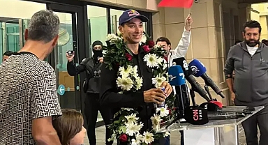 3’üncü kez Dünya Şampiyonu olan Toprak Razgatlıoğlu, yurda döndü