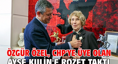 Özgür Özel, CHP'ye üye olan Ayşe Kulin'e rozet taktı