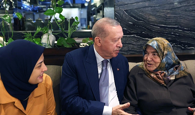 Cumhurbaşkanı Erdoğan, kafede vatandaşlarla bir araya geldi