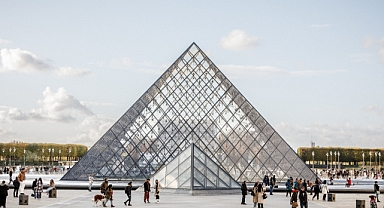 Fransa'da Louvre Müzesi soygunuyla ilgili 4 kişi daha tutuklandı