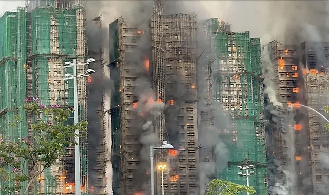 Hong Kong'da gökdelenlerde yangın