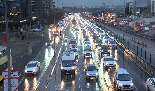 İstanbul'da yağış trafiği olumsuz etkiledi