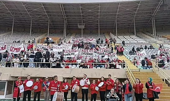 Kızılay etkinliğinde eski futbolcu ve yöneticiler sahaya çıktı