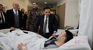 Bakan Çiftçi'den, operasyonda yaralanan özel harekat polisine, 'geçmiş olsun' telefonu