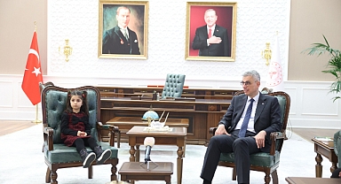 Bakan Memişoğlu, ‘sağlık elçisi’ Doğa ve sigarayı bıraktırdığı dedesiyle bir araya geldi