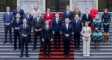 Hollanda'da yeni azınlık hükümeti yemin etti