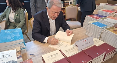 Hulusi Akar, 'Külliye'de Ramazan' etkinliklerinde imza gününe katıldı