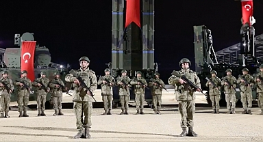 Mehmetçikten, depremde hayatını kaybedenler için saygı duruşu