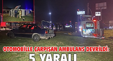 Otomobille çarpışan ambulans devrildi: 5 yaralı