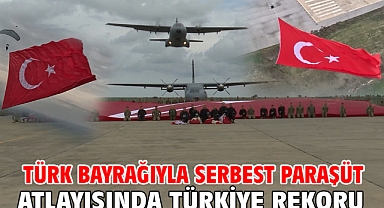 Türk bayrağıyla serbest paraşüt atlayışında Türkiye rekoru