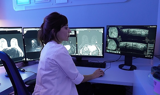 Uzmanından açıklama: ‘Otomatik Meme Ultrasonu, kanserde erken tanı oranlarını artırıyor’