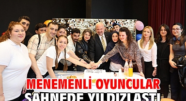 Menemenli oyuncular sahnede yıldızlaştı
