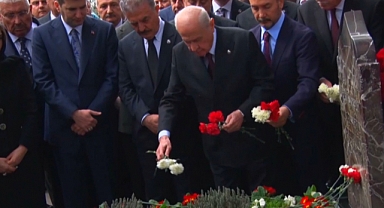 Bahçeli, Türkeş'in kabrini ziyaret etti