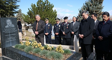 Bakan Çiftçi, Neşet Ertaş'ın kabrini ziyaret etti