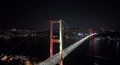 15 Temmuz Şehitler Köprüsü şampiyon Galatasaray’ın renkleriyle ışıklandırıldı 