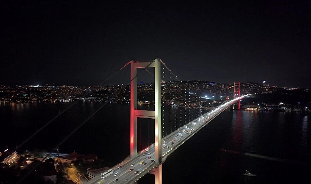 15 Temmuz Şehitler Köprüsü şampiyon Galatasaray’ın renkleriyle ışıklandırıldı
