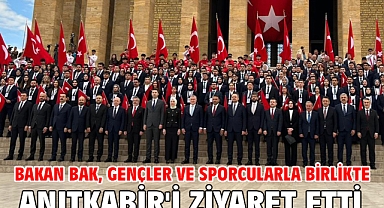 Bakan Bak, gençler ve sporcularla birlikte Anıtkabir'i ziyaret etti