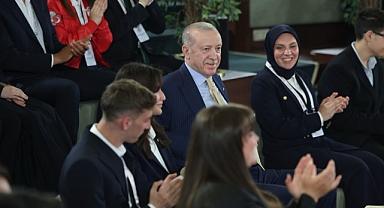Erdoğan: Gençlerimizle kol kola, omuz omuza yürümeyi sürdüreceğiz