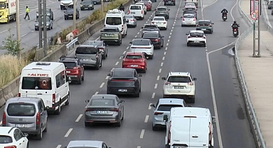İstanbul'da haftanın ilk iş gününde trafik yoğunluğu yüzde 51 olarak ölçüldü