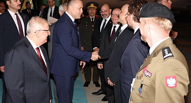 Bakan Güler, Polonya Cumhurbaşkanı Nawrocki'yi Esenboğa Havalimanı'nda karşıladı