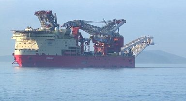 Boru döşeme gemisi 'JSD6000' İstanbul Boğazı'ndan geçiyor 