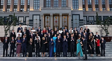 NATO Zirvesi'ne katılan liderler, aile fotoğrafı çekildi