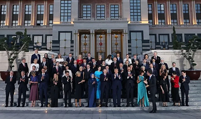 NATO Zirvesi'ne katılan liderler, aile fotoğrafı çekildi