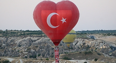 Sıcak hava balonları, 15 Temmuz için Türk bayrakları ile havalandı