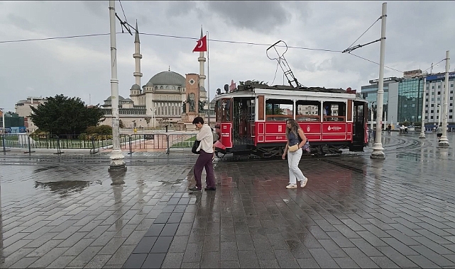 Taksim'de yağış etkili oldu