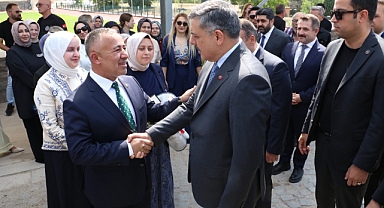 Bakan Çiftçi, Ertuğrul Gazi Türbesi’ni ziyaret etti