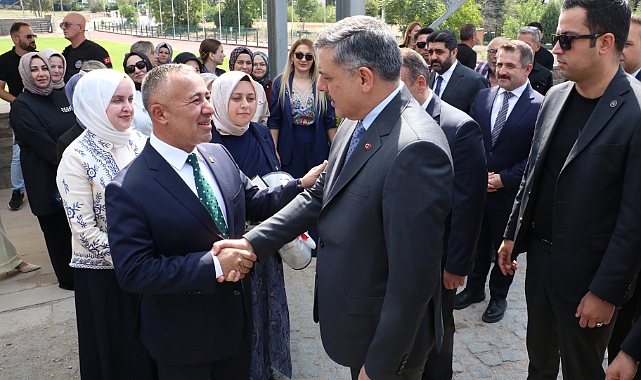 Bakan Çiftçi, Ertuğrul Gazi Türbesi’ni ziyaret etti