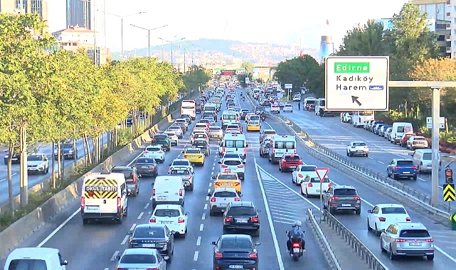 İstanbul'da eğitim öğretin döneminin ilk günü trafik yoğunluğu oluştu