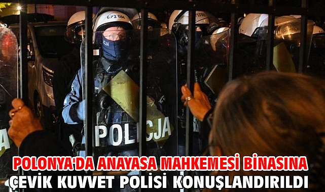 Polonya'da Anayasa Mahkemesi binasına çevik kuvvet polisi konuşlandırıldı