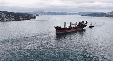 Rusya'da İHA saldırısına uğrayan yük gemisi İstanbul Boğazı'ndan geçti 