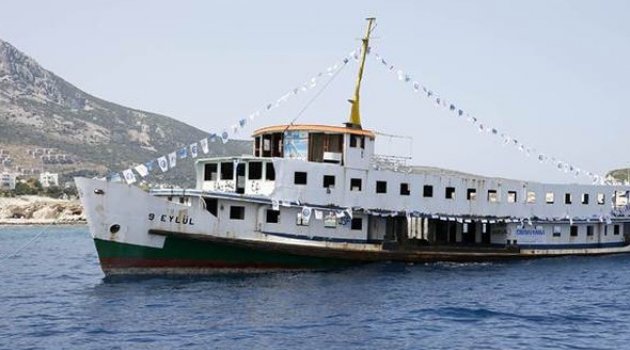 40 yıllık vapur, sirenlerle batırıldı